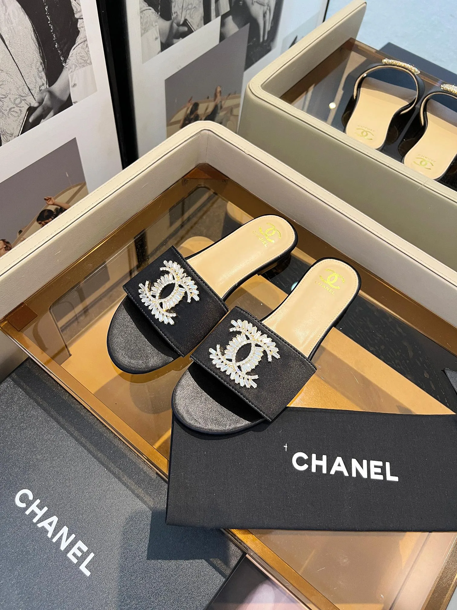 👟👟Ex-factory price 420👟👟 Genuine leather bottom +40 🎉🎉🎉Chanel Xiaoxiang C family sandals series official website synchronization, classic and elegant, casual wear 🌹🌹🌹🌹Original logo ~ Made of imported cowhide and C family custom fabrics, a variety of colors for the goddess to choose from! ❤️❤️❤️❤️ Code number: 36~40 (customized 35, 41, 42, 43, 44 are not returnable or exchangeable): Rubber leather sole +40